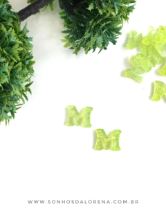 APLIQUE DE RESINA LETRAS M AMARELO NEON COM CONFETES KIT COM 2 UNIDADES