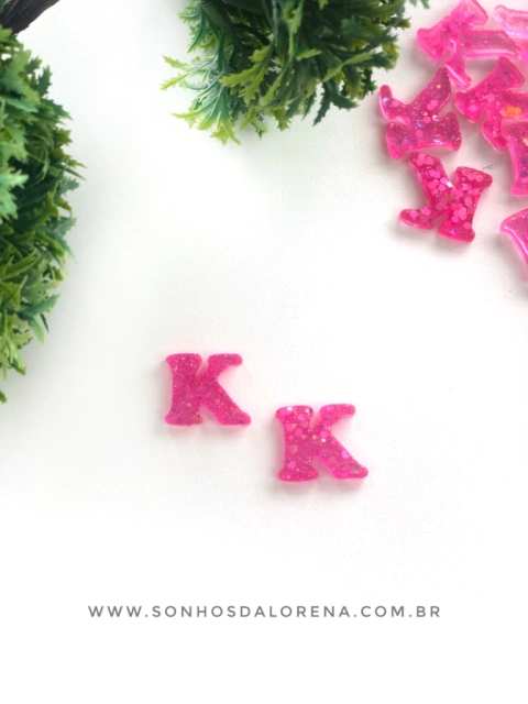 APLIQUE DE RESINA LETRAS K ROSA NEON COM CONFETES KIT COM 2 UNIDADES