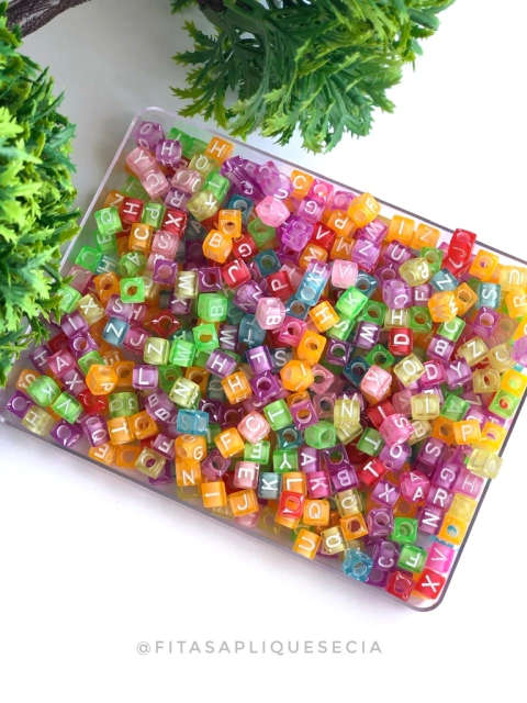 ENTREMEIO ALFABETO DADINHO TRANSLUCIDOS COLORIDOS COM LETRAS BRANCAS 30 GRAMAS