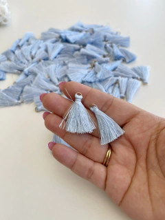 TASSEL AZUL BEBÊ COM ARGOLA DOURADA DE 3CM KIT COM 2 UNIDADES - comprar online