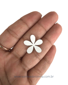 APLIQUE DE FLOR EM LONITA VERNIZ P BRANCA 2CM COM 05 UNIDADES - Sonhos da Lorena