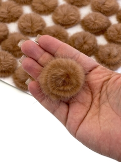 POMPONS ACHATADINHOS DE PELUCIA 4,5 BLUSH (MARROM) 2 UNIDADES - comprar online