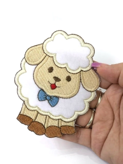 APLIQUE TERMOCOLANTE CARNEIRINHO COM GRAVATA AZUL TAM G 8X10CM UNIDADE - comprar online