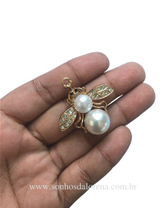 VESPA APLIQUE DE GRIFE METAL COM PEROLA DUPLA BRANCA 3,5CM UNIDADE - comprar online