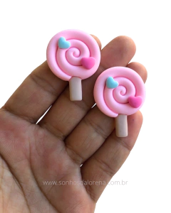 APLIQUE PIRULITO DE RESINA ROSA BEBÊ COM CORAÇÂO 3,5X2,6CM 2 UNIDADE - comprar online