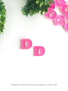 APLIQUE DE RESINA LETRAS D ROSA NEON COM CONFETES KIT COM 2 UNIDADES