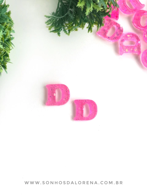 APLIQUE DE RESINA LETRAS D ROSA NEON COM CONFETES KIT COM 2 UNIDADES