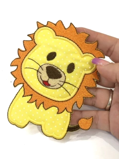 APLIQUE TERMOCOLANTE LEÃO COM POÁ TAM G 8,5X10,5CM UNIDADE - loja online