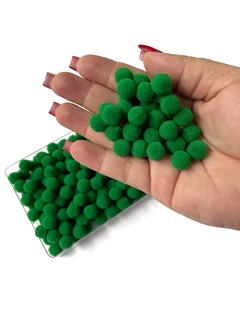 POMPOM DE FIBRA 10MM VERDE BANDEIRA PACOTE COM 4 GRAMAS APROX. 50 UNIDADES - comprar online