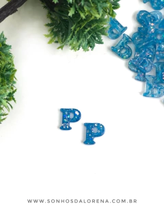 APLIQUE DE RESINA LETRAS P AZUL COM CONFETES KIT COM 2 UNIDADES