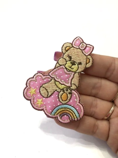 Imagem do APLIQUE TERMOCOLANTE URSO NA NUVEM COM LAÇO ROSA TAM P 5,5X6,5CM UNIDADE