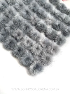 POMPONS ACHATADINHOS DE PELUCIA 2,5CM CINZA 2 UNIDADES