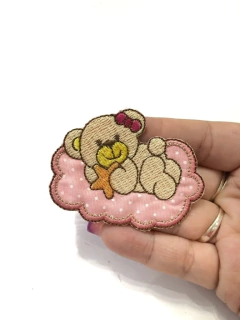 APLIQUE TERMOCOLANTE URSO DEITADO NA NUVEM TAM P 4,5X6CM UNIDADE - loja online