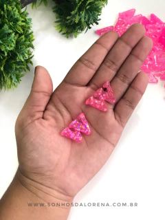 APLIQUE DE RESINA LETRAS W ROSA NEON COM CONFETES KIT COM 2 UNIDADES - comprar online