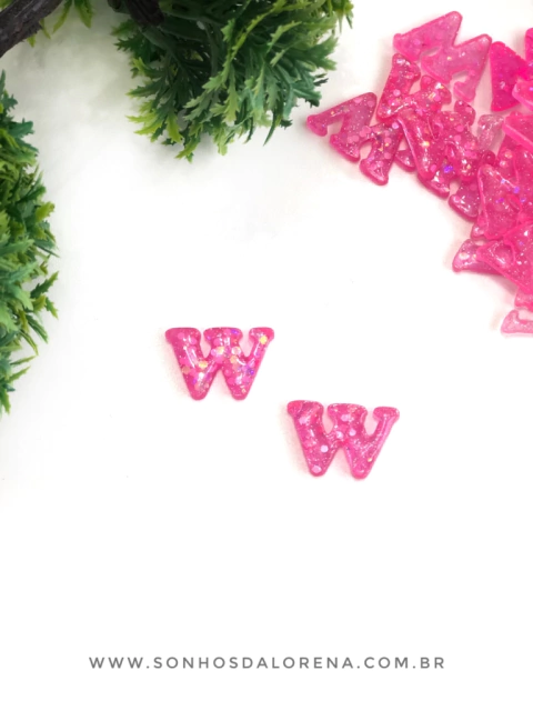 APLIQUE DE RESINA LETRAS W ROSA NEON COM CONFETES KIT COM 2 UNIDADES