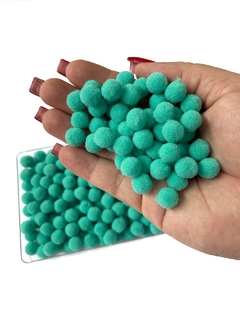 POMPOM DE FIBRA 10MM VERDE ESMERALDA PACOTE COM 4 GRAMAS APROX. 50 UNIDADES - comprar online