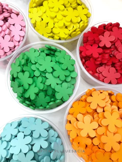 FLORZINHA DE MADEIRA SUPER LEVE 3,5X3,5CM 2 UNIDADES - comprar online