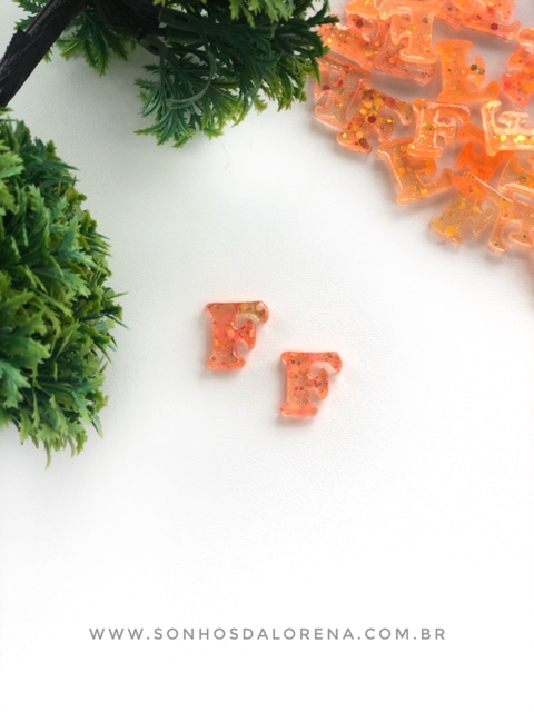 APLIQUE DE RESINA LETRAS F LARANJA NEON COM CONFETES KIT COM 2 UNIDADES