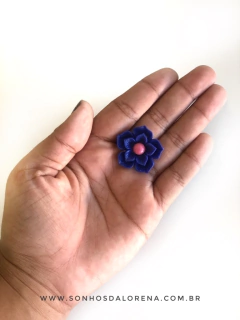 APLIQUE PLASTICO FLOR AZUL 5 PETALAS COM MIOLO ROSA LISO COM 02 UNIDADES - comprar online