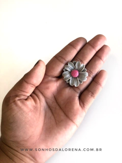 APLIQUE PLASTICO FLOR CINZA 10 PETALAS COM MIOLO ROSA E POLEN COM 02 UNIDADES - Sonhos da Lorena