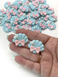 APLIQUE CONCHA AZUL COM LACINHO ROSA RESINA 2 UNIDADES - comprar online