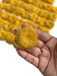 POMPONS ACHATADINHOS DE PELUCIA 4,5CM MOSTARDA 2 UNIDADES - comprar online