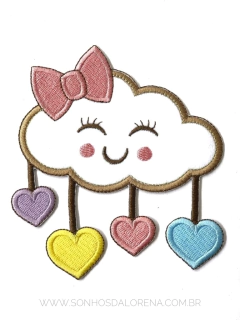 APLIQUE TERMOCOLANTE NUVEM COM CORAÇÕES LILÁS,AMARELO,ROSA E AZUL TAM G 12X14CM UNIDADE - Sonhos da Lorena