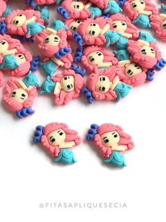 APLIQUE DE RESINA PRINCESA CABELOS ROSA VESTIDO AZUL KIT 02 UNIDADES TAMANHO 3,3CM
