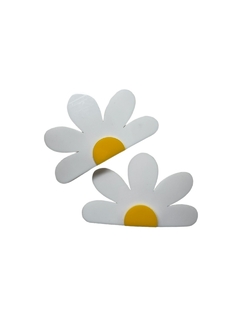 APLIQUE ACRILICO MARGARIDA 7CM CURVADA BRANCA (2 UNIDADES) na internet