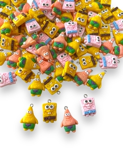 PINGENTE DE RESINA BOB ESPOJA E PATRICK COM 05 UNIDADES