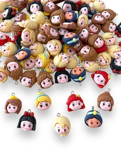 PINGENTE DE RESINA PERFIL PRINCESAS COM 05 UNIDADES