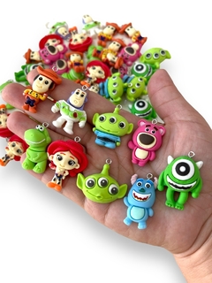 PINGENTE DE RESINA TOY STORY COM 05 UNIDADES - comprar online