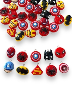 PINGENTE DE RESINA HEROES COM 05 UNIDADES