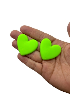 APLIQUE EMBORRACHADO CORAÇÃO VERDE NEON (2 UNIDADES) - comprar online