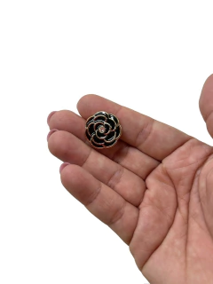 APLIQUE/BOTÃO PLASTICO FLOR PRETO COM DOURADO 22MM ( 2 UNIDADES) - comprar online