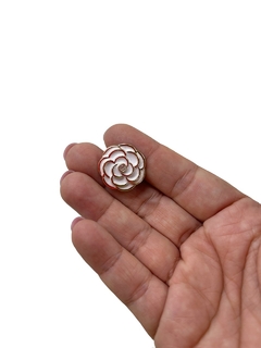 APLIQUE/BOTÃO PLASTICO FLOR BRANCO COM DOURADO 22MM ( 2 UNIDADES) - comprar online