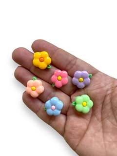 MIX APLIQUES EM RESINA MINI FLOR CINCO PETALAS (5 UNIDADES) - Sonhos da Lorena