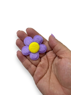 FLOR DE TECIDO LILAS COM O MIOLO AMARELO COM 2 UNIDADES - comprar online