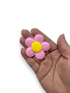 FLOR DE TECIDO ROSA COM O MIOLO AMARELO COM 2 UNIDADES - comprar online