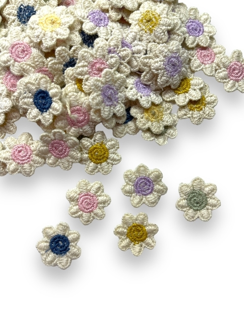 BORDADO DE FLOR OFF WHITE 2CM (4 UNIDADES)