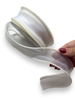 FITA ORGANZA BRANCA COM BORDA DE PEROLA 40MM (1 METRO)