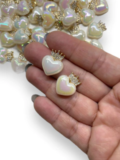 APLIQUE CHATON CORAÇÃO PEROLADO COM COROA (2 UNIDADES) - Sonhos da Lorena