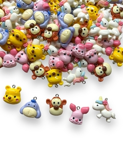 PINGENTE DE RESINA VARIADOS URSINHO POOH COM 05 UNIDADES