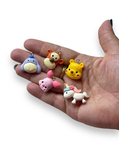 PINGENTE DE RESINA VARIADOS URSINHO POOH COM 05 UNIDADES - comprar online
