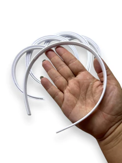 TIARA DE DENTINHO BRANCA RESISTENTE (12 UNIDADES) - comprar online