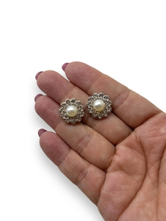 APLIQUE CHATON FLOR STRASS COM PEROLA 1,6CM ( 2 UNIDADES) - comprar online