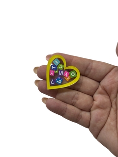APLIQUE ACRILICO CORAÇÃO COM CONFETES DE LETRINHAS AMARELO 3,5CM (2 UNIDADES) - comprar online