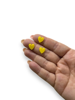 APLIQUE MINI CORAÇÃO EM ACRILICO AMARELO 1CM (10 UNIDADES) na internet