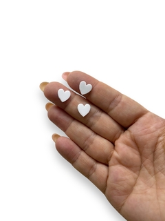APLIQUE MINI CORAÇÃO EM ACRILICO BRANCO 1CM (10 UNIDADES) na internet