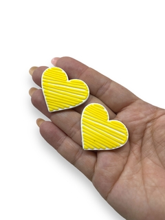 APLIQUE EMBORRACHADO CORAÇÃO RABISCADO AMARELO (2 UNIDADES) na internet
